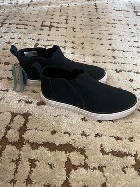 TOMS Black Slip-On Suede Sneakers with White Soles. Brand new Size 7.5
